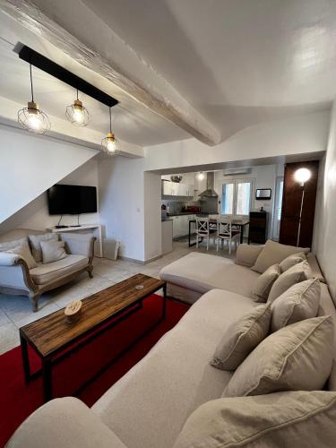 un salon avec deux canapés et une table dans l'établissement LE SOUSTET, à Châteauneuf-du-Pape