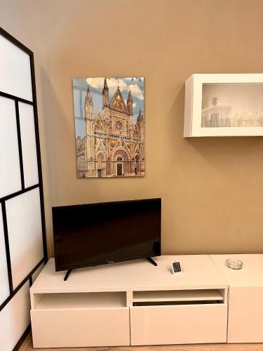 a living room with a flat screen tv at Nina's Home in Orvieto