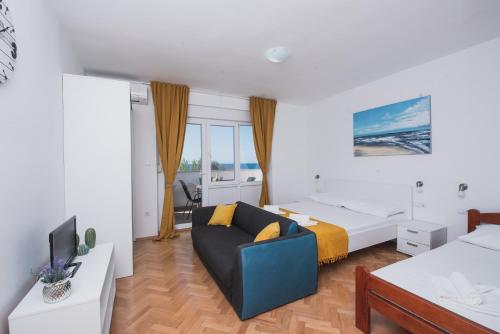 Postel nebo postele na pokoji v ubytování Apartments by the sea Semy