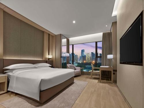 Postel nebo postele na pokoji v ubytování DoubleTree By Hilton Shenzhen Nanshan Hotel & Residences