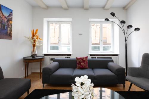 a living room with a couch and two chairs at La Maison de maître - centre historique - 3 rue henriette in Mulhouse