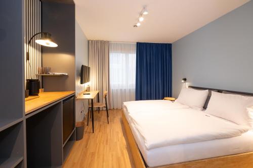 Habitación de hotel con cama y escritorio en HausPension en Viena