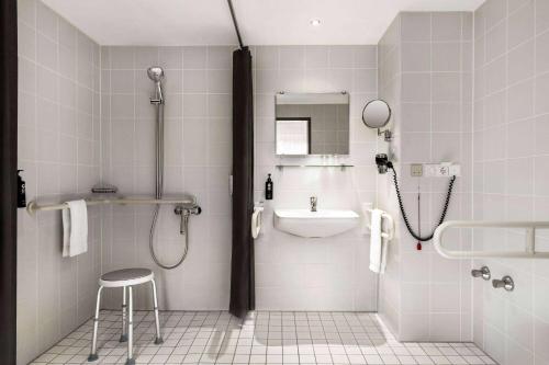 Ванная комната в Vienna House Easy by Wyndham Bad Oeynhausen