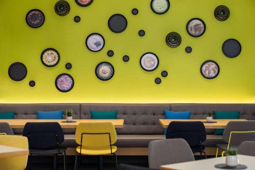 Гостиная зона в Vienna House Easy by Wyndham Bad Oeynhausen