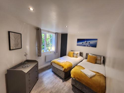 um quarto com 2 camas e uma janela em DD Apartment 2 - Free Parking - Fast WifI em Castle Donington