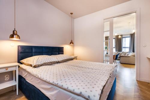 een slaapkamer met een groot bed en een woonkamer bij Apart ,,Centrum Stare Miasto ,, Widok na Motławę in Gdańsk