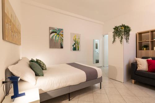 una camera da letto con un letto e un divano di Just Home Sant'Agostino a Milano