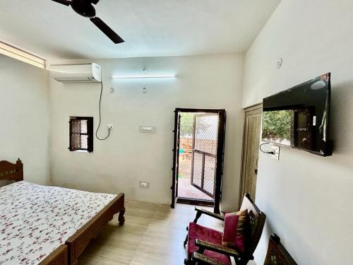 TV a/nebo společenská místnost v ubytování Ashraya home stay in Pushkar valley