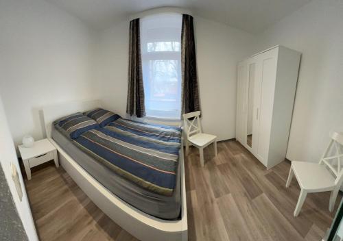 a large bed in a room with a window at Appartement Wolfshagen in Elbingerode