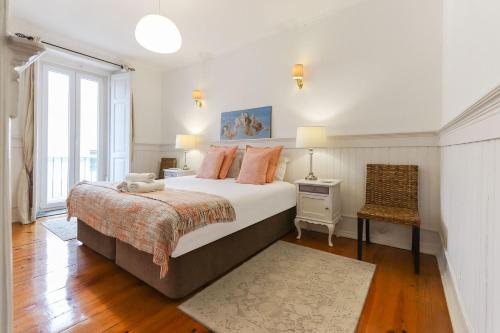 - une chambre avec un grand lit et une fenêtre dans l'établissement Estrela Panoramic Views by Homing, à Lisbonne