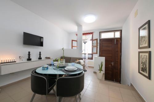 uma sala de jantar e cozinha com mesa e cadeiras em Hauzify I Apartamento Celeste em San Sebastián de la Gomera