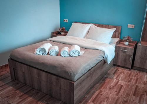 una camera da letto con un letto con tre cuscini sopra di Tbilisi Airport Hotel - ATU a Tbilisi City