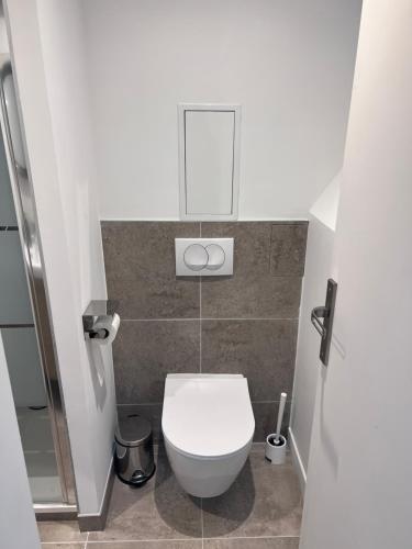 une petite salle de bain avec des toilettes blanches dans l'établissement LE 47, à Strasbourg