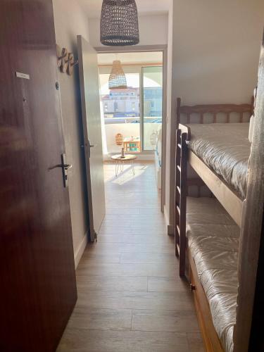 - un couloir avec 2 lits superposés dans une chambre dans l'établissement Studio cabine climatisé de 20m2 avec place de parking privée, à Sète