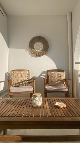 une pièce avec deux chaises, une table et un miroir dans l'établissement Studio cabine climatisé de 20m2 avec place de parking privée, à Sète