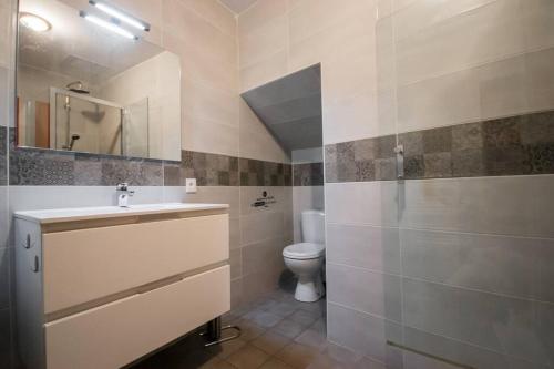 une salle de bain avec un lavabo et des toilettes dans l'établissement Logis des Barques YourHostHelper, à Narbonne