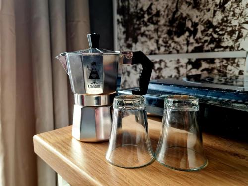 een blender en twee glazen containers op een tafel bij Casa vacanza da Anna 2 in Pratola Peligna