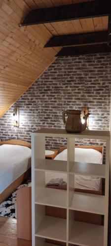 Un dormitorio con 2 camas y una mesa en una habitación en Uki & Sofi mountain house, en Kopaonik