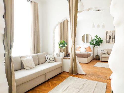 uma sala de estar com um sofá e uma mesa em Hidden Garden - 160 m² - 1 min to City Shuttle em Viena