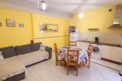 un salon avec un canapé et une table dans l'établissement 