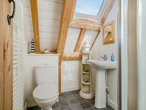 een badkamer met een toilet en een wastafel bij Wylye Croft in Upwey