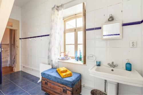 y baño con bañera, lavamanos y taburete. en Monte Frio Alpacas en Nariz