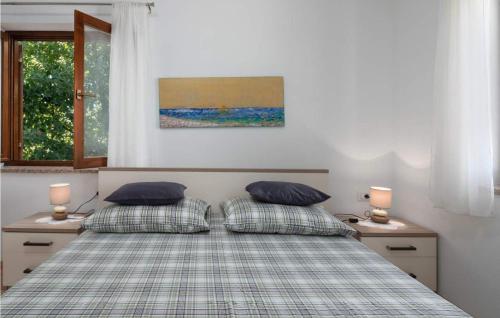 - une chambre avec un lit et 2 oreillers dans l'établissement Jedro, à Poreč