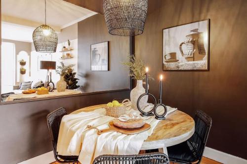 une salle à manger avec une table et des chaises en bois dans l'établissement Royo - 1 chambre à Auteuil, à Paris
