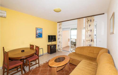 Cozy Apartment In Okrug Gornji