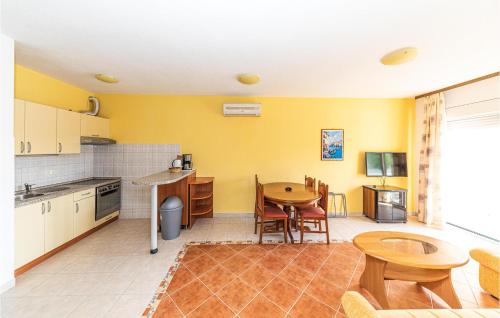 Cozy Apartment In Okrug Gornji