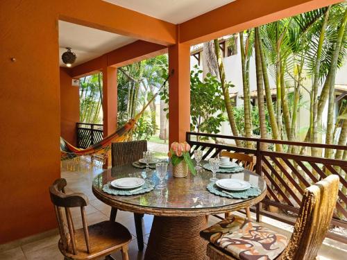 a dining room with a table and chairs at Casa Pipa Beleza in Pipa