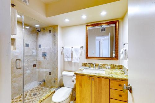 y baño con aseo, lavabo y ducha. en King Luis - B, en Galveston