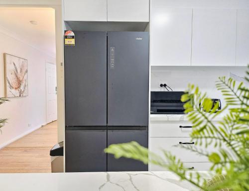 Dapur atau dapur kecil di Cosy 3BR House, 7 mins drive to Macquarie Centre, 5 stars on AirB&B