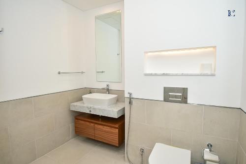 bagno con lavandino e specchio di Contemporary 2BR Gem in Madinat Jumeirah - RAH a Dubai