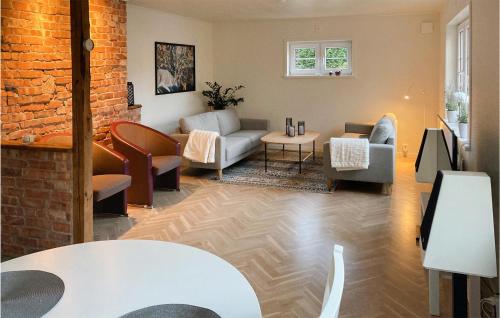sala de estar con muebles y pared de ladrillo en 2 Bedroom Amazing Home In rkelljunga, en Orkelljunga
