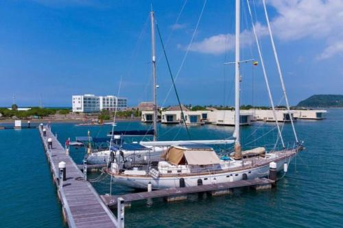 a boat is docked at a dock in the water at casa de descanso pto velero in Barranquilla