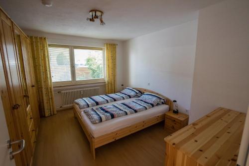 1 dormitorio con cama y ventana en Ferienwohnung Dr Saretz, en Bodman
