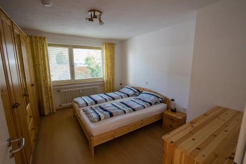 un dormitorio con una cama y una ventana en Ferienwohnung Dr Saretz, en Bodman