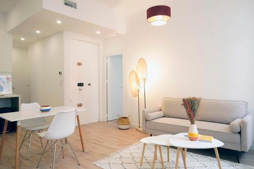 un salon avec un canapé, une table et des chaises dans l'établissement Beautiful cocoon 54 m for 4 near the Old Port, à Marseille