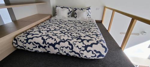 a bedroom with a bed with a blue and white comforter at Elegante Loft en Chapinero! 401 in Bogotá