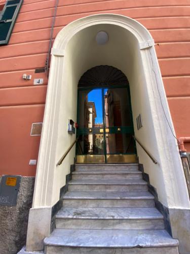 un escalier menant à un bâtiment dans l'établissement ArtRoom in appartment, à Gênes