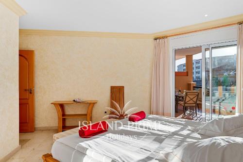 sypialnia z dużym łóżkiem i balkonem w obiekcie El Nautico Relax 2 in Golf del Sur w San Miguel de Abona