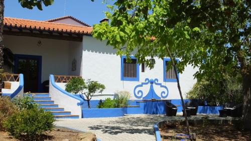 a house with blue and white walls and stairs at Monte Alerta Turismo Rural in Monsaraz