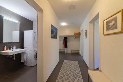 La salle de bains est pourvue d'un lavabo et d'un lave-linge. dans l'établissement Rietgarten, à Wildhaus
