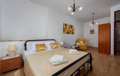 um quarto com uma cama com duas toalhas em Villa Greis em Buje