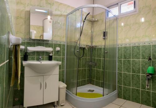een badkamer met een douche, een wastafel en een toilet bij VILLA ESPOIR # Joyau secret # commodités # confort # prox centre ville in Antananarivo