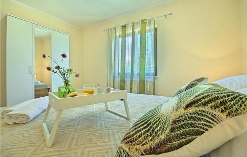 - une chambre avec un lit et une table fleurie dans l'établissement Casa Ana Tripari, à Višnjan