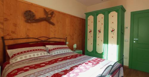 Een bed of bedden in een kamer bij La Casa di Anna nel Parco delle Dolomiti