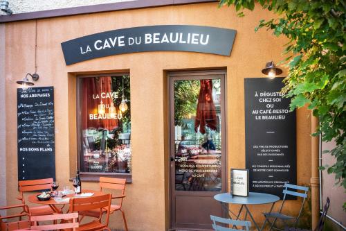 un restaurante con mesas y sillas fuera de él en Hotel Beaulieu Lyon Charbonnières, en Charbonnières-les-Bains