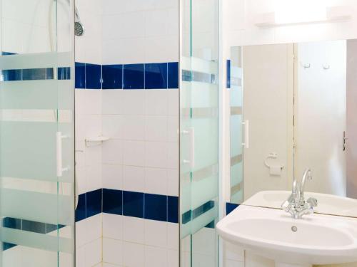 une salle de bain avec un lavabo et une douche dans l'établissement Charmant pavillon studio mezzanine avec piscine, terrasse, 4 couchages, animaux OK, parking privé - FR-1-409-52, à Gruissan